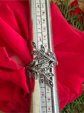 Sterling Silver 925  Leaf Marcasite ring size 9